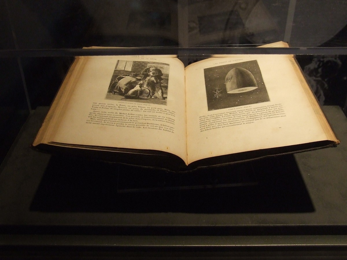 Jules Verne 'From the Earth to the Moon' Original French Edition Illustrations